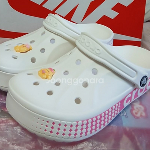 크록스정품235사이즈 지비츠포함 거의새거