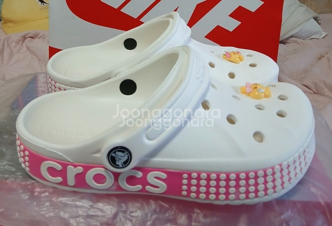 크록스정품235사이즈 지비츠포함 거의새거--1