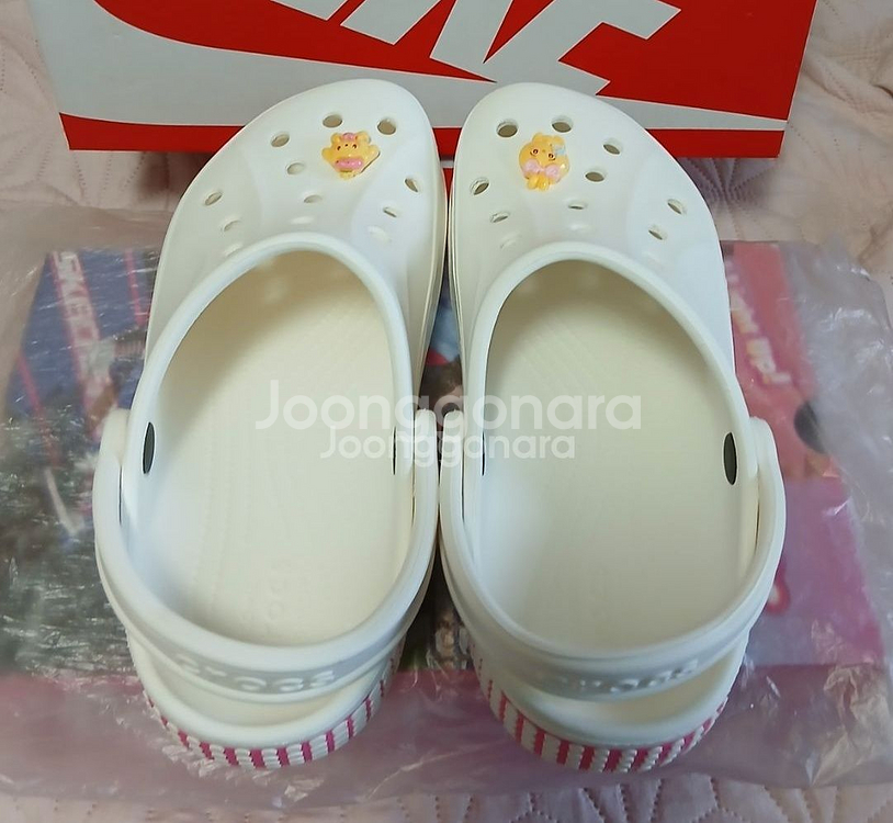 크록스정품235사이즈 지비츠포함 거의새거--3