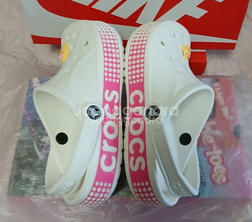 크록스정품235사이즈 지비츠포함 거의새거--5