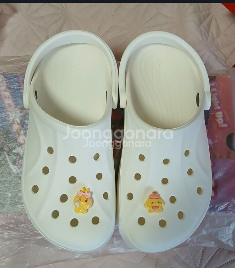 크록스정품235사이즈 지비츠포함 거의새거--6