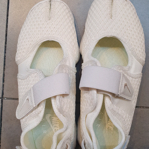 나이키 에어 리프트 화이트 샌들 250 새제품