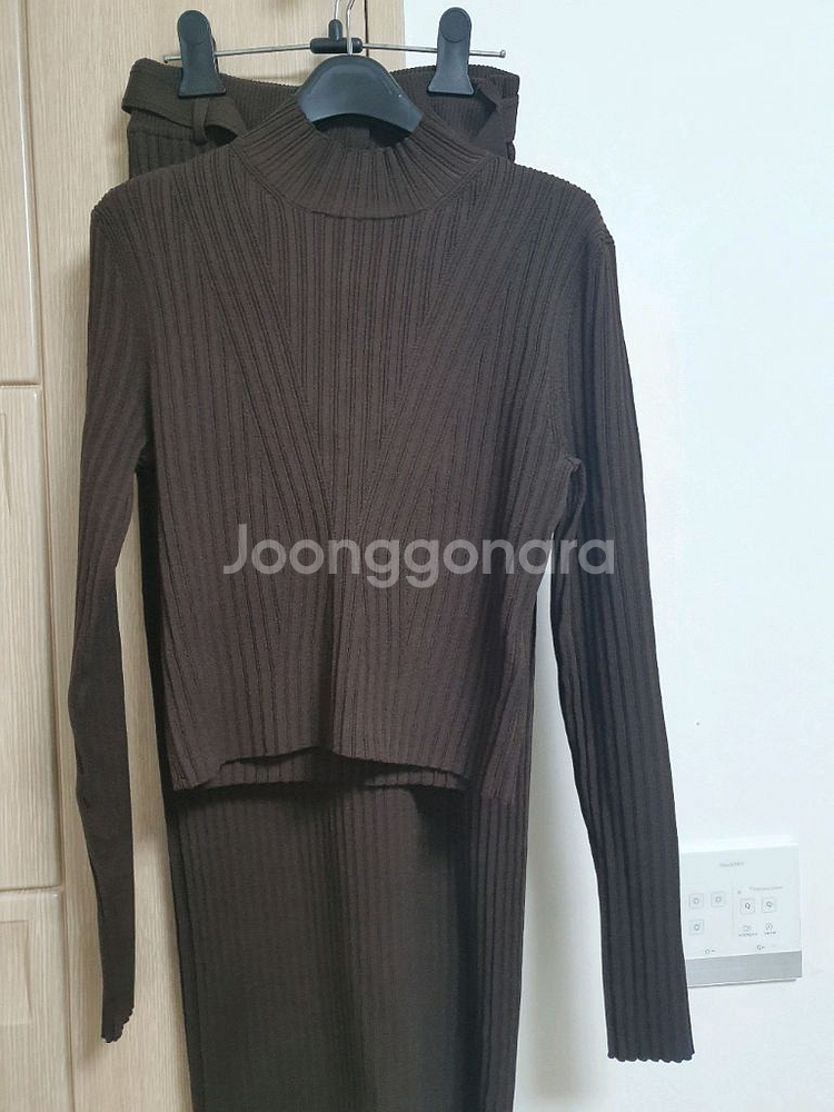 타임 리브드 모크넥 & 벨티드 스커트 셋업--1