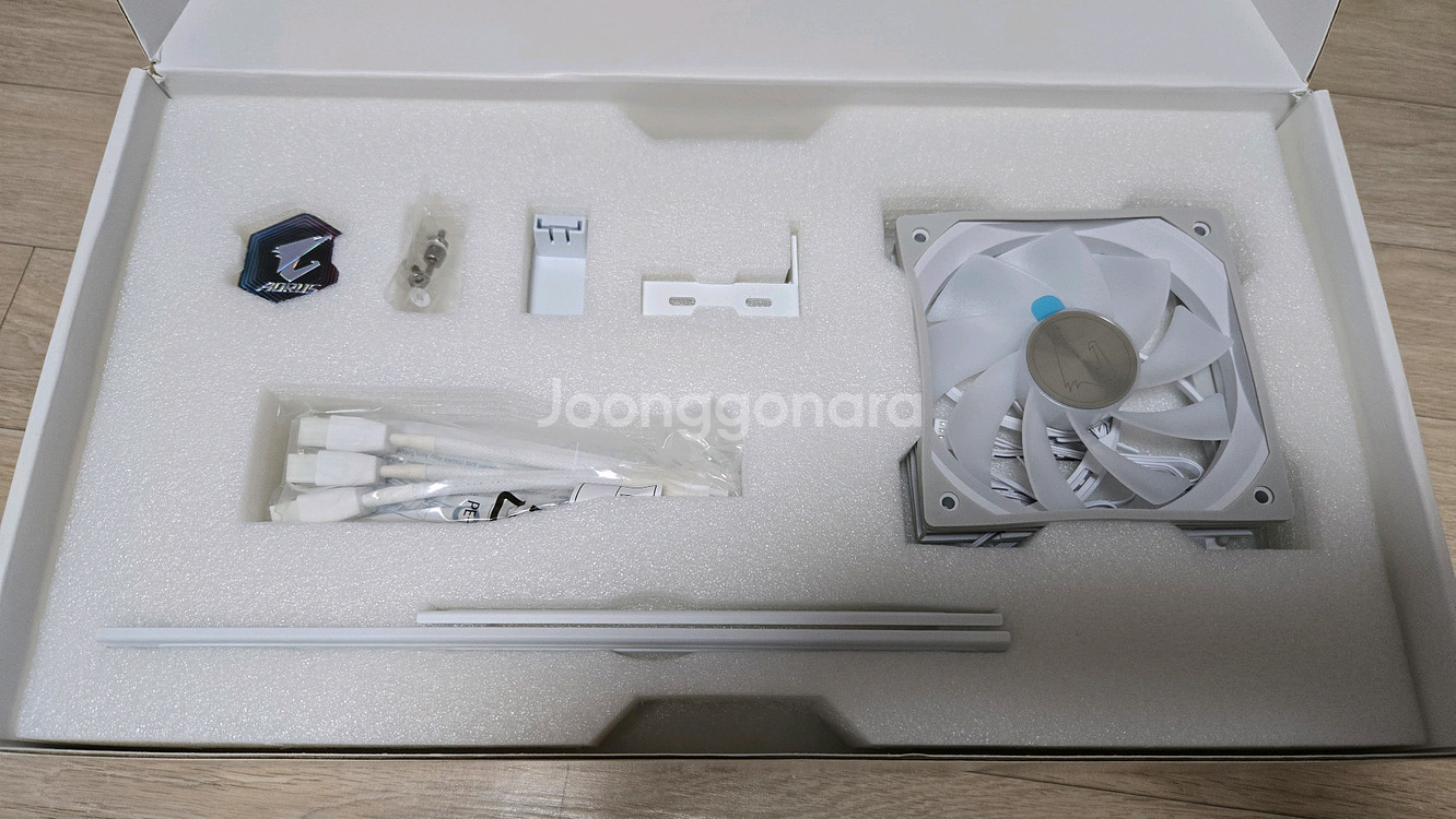 기가바이트 RTX 5080 어로스 마스터 아이스--3