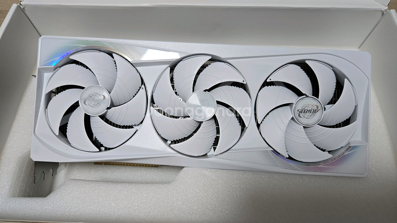 기가바이트 RTX 5080 어로스 마스터 아이스--1