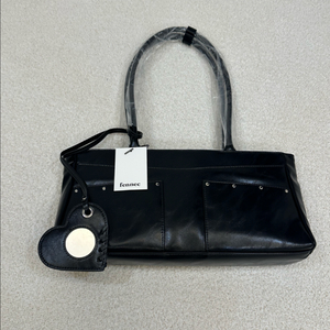 페넥 가방 BASH CHARM BAG 블랙 가죽 핸드백입니다