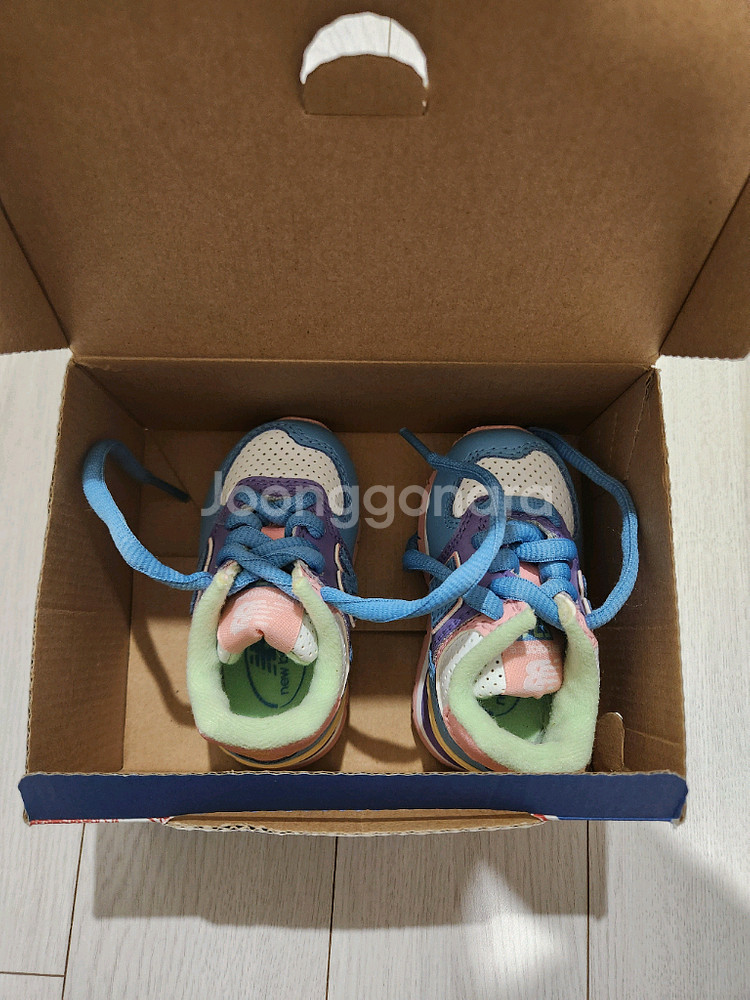 새상품)뉴발란스 키즈 유아 운동화 120사이즈는 120이고 파스텔톤 색감이라 아이가 신으면 너무 귀여워요. 박스까지--1