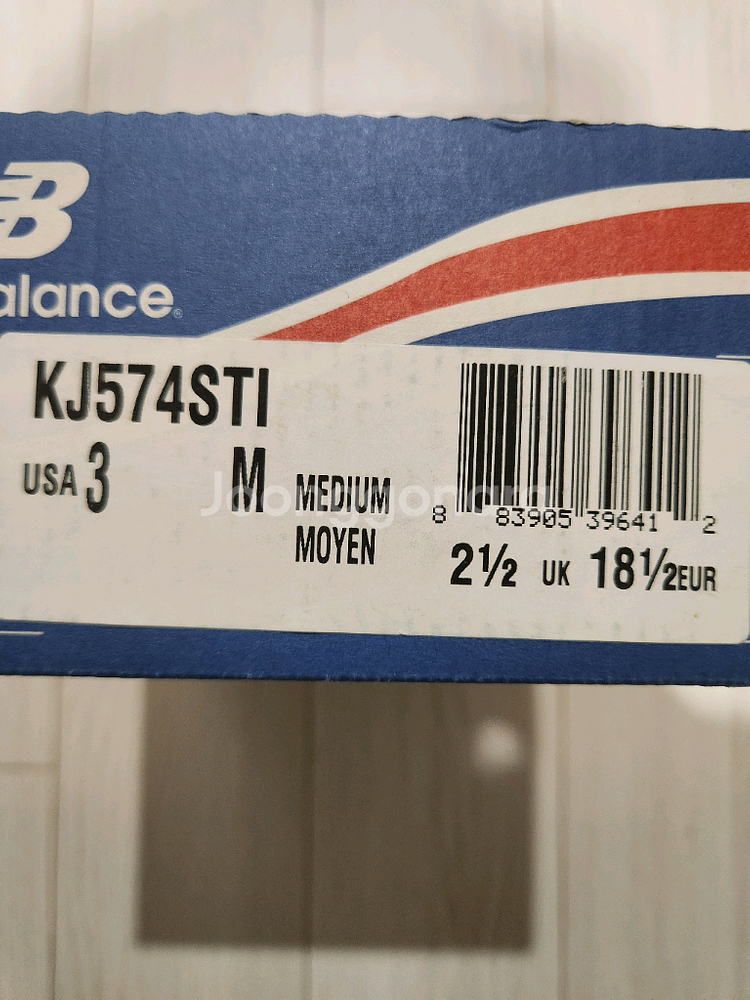 새상품)뉴발란스 키즈 유아 운동화 120사이즈는 120이고 파스텔톤 색감이라 아이가 신으면 너무 귀여워요. 박스까지--2