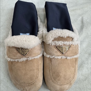 프라다정품 양털슬리퍼(이시영뮬)37 반가격에팝니다