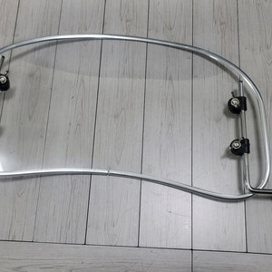 오토바이 윈드스크린 숏입니다투명한 스크린과 은색 프레임으로 구성되어 있습니다미러봉과 결합하는 부품은 없습니다