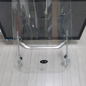 슈퍼커브에 장착 가능한 AIN 롱 윈드스크린입니다투명하고 깨끗한 상태 유지 중입니다바이크와 결합하는 부품은 없습니다