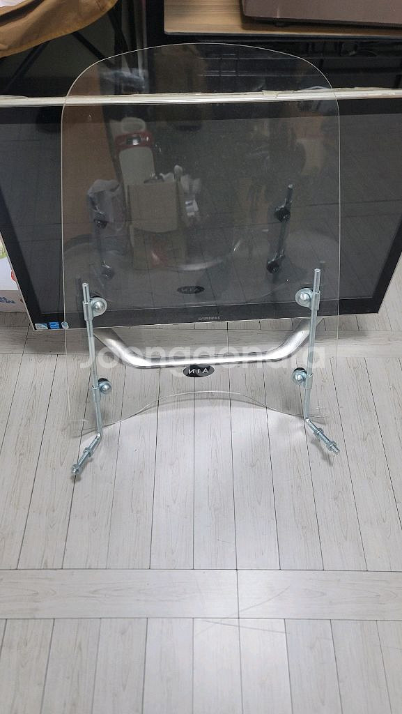 슈퍼커브에 장착 가능한 AIN 롱 윈드스크린입니다투명하고 깨끗한 상태 유지 중입니다바이크와 결합하는 부품은 없습니다--1