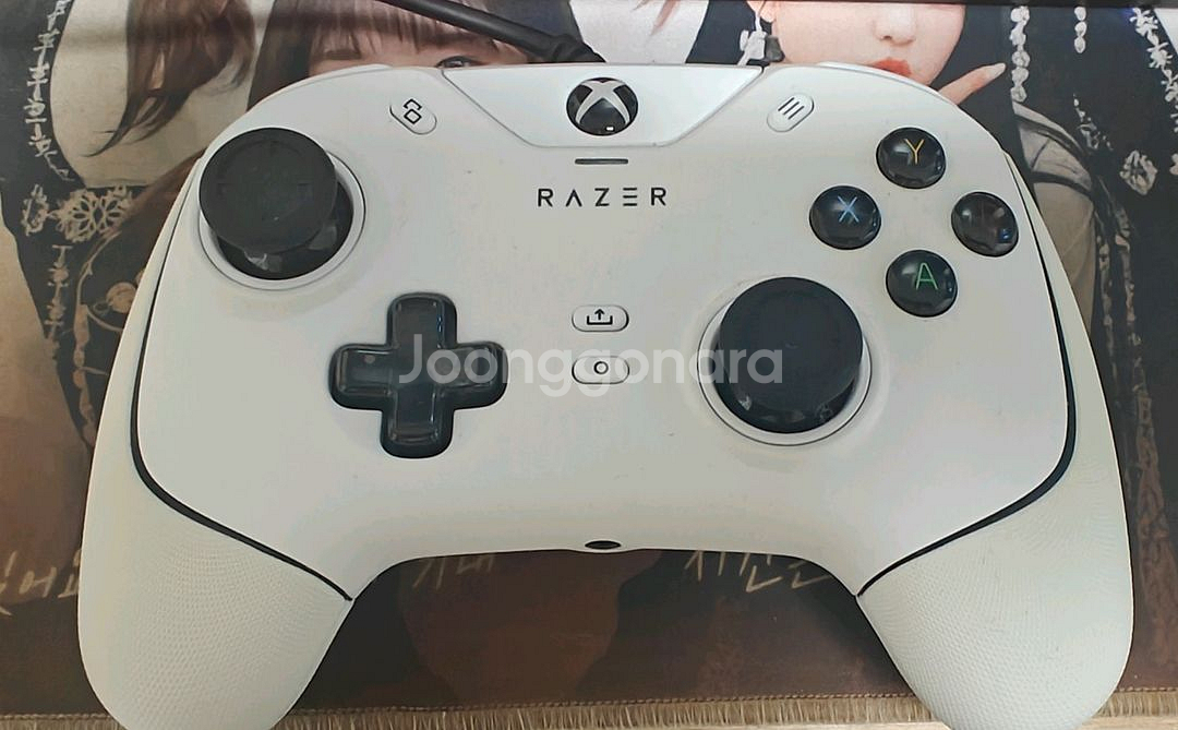 레이저 울버린 V2 화이트 게임패드--2