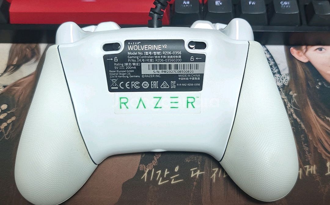 레이저 울버린 V2 화이트 게임패드--3