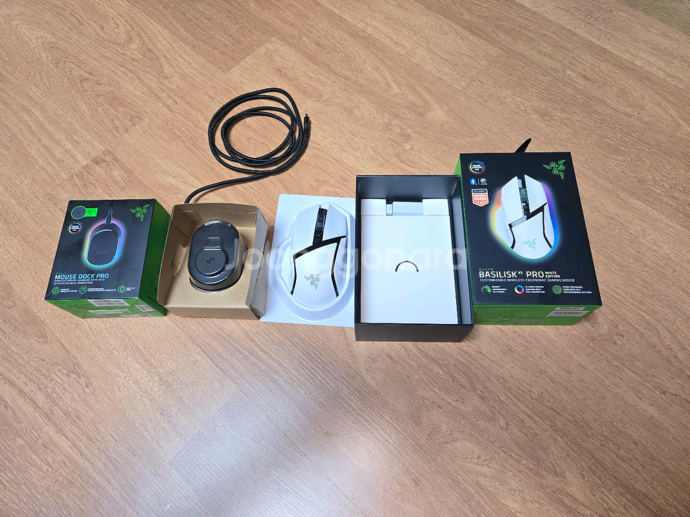 레이저 바실리스크 V3 Pro 게이밍 마우스+ 충전독--0