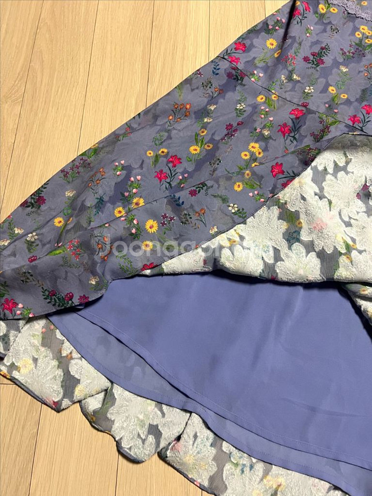 듀엘 DEWL 레이스 자수 포인트 플라워 롱원피스 플레어 쉬폰 꽃무늬 블루 하늘색 소라색--6