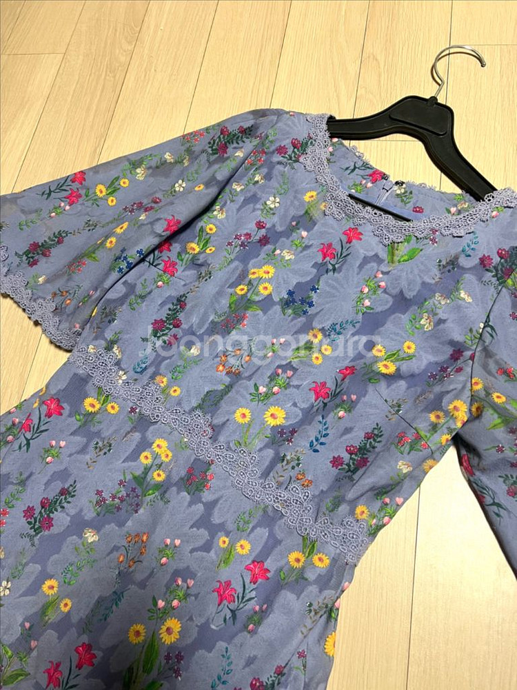 듀엘 DEWL 레이스 자수 포인트 플라워 롱원피스 플레어 쉬폰 꽃무늬 블루 하늘색 소라색--11