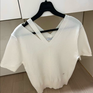 24년 룩캐스트 LOOKCAST sarah 사라 컷아웃 니트 탑 브이넥 반팔 린넨 아이보리