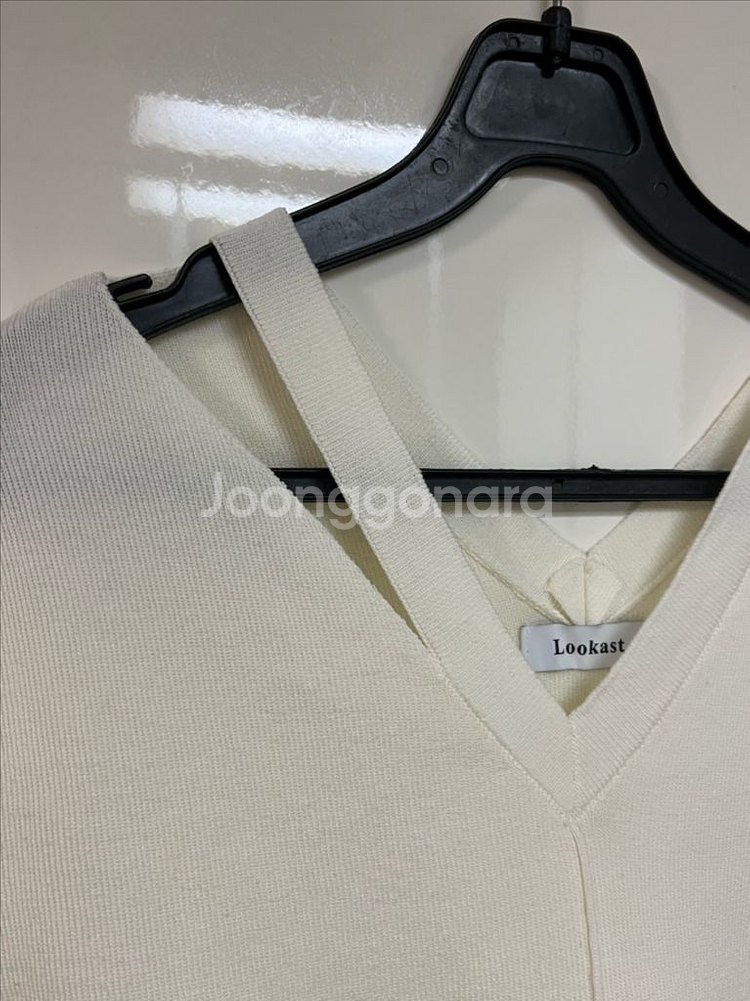 24년 룩캐스트 LOOKCAST sarah 사라 컷아웃 니트 탑 브이넥 반팔 린넨 아이보리--15