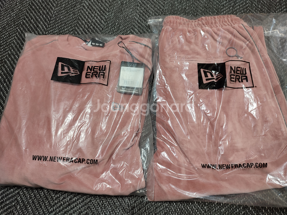 뉴에라 벨루어 맨투맨 + 트랙팬츠 핑크 세트 L사이즈--2