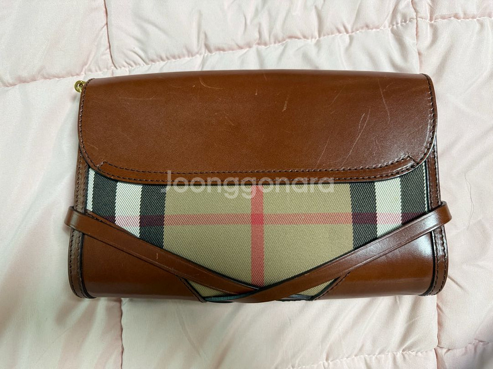 버버리 아보트 크로스백--2