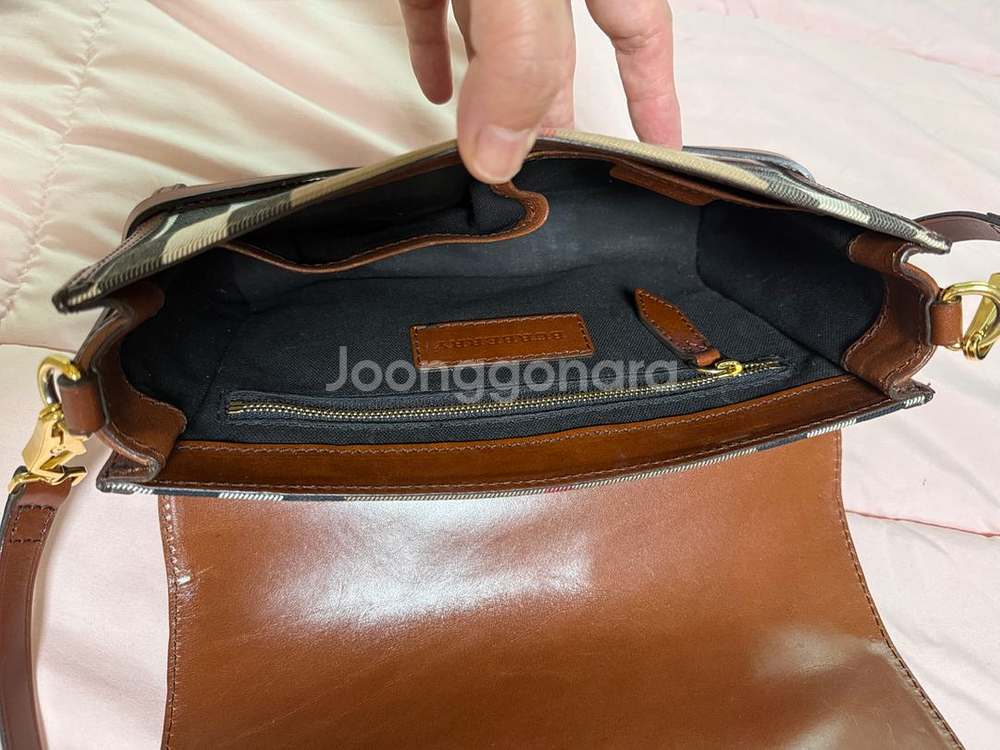 버버리 아보트 크로스백--7