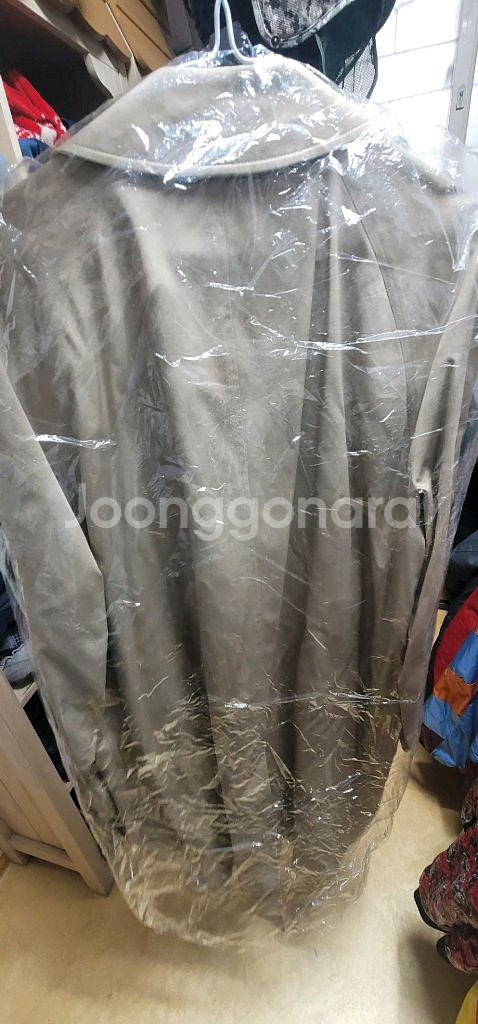 버버리 네이비 색상의 코트입니다안감은 버버리 특유의 체크 패턴으로 디자인되었어요후드 디자인으로 캐주얼하게 입기 좋습--9