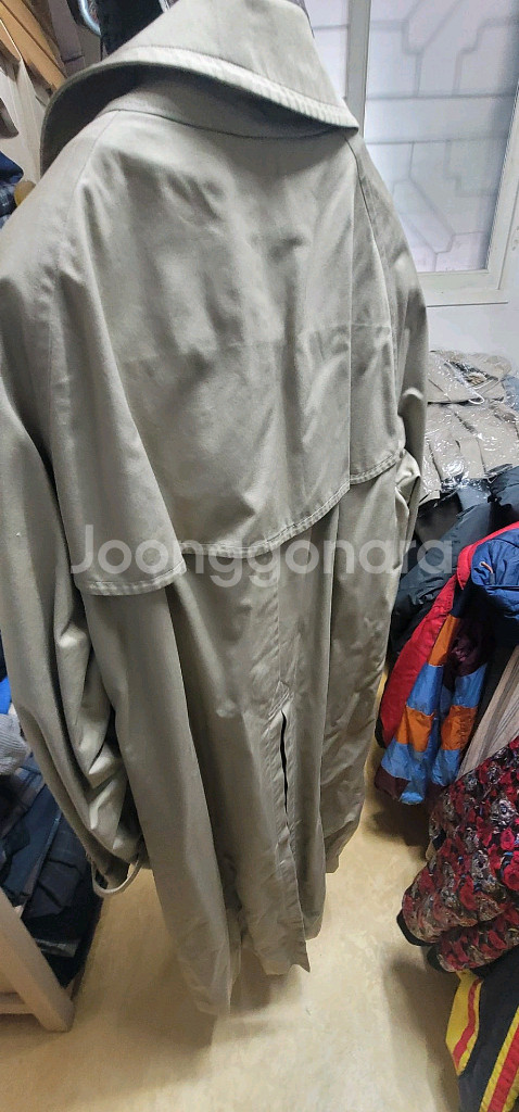 버버리 네이비 색상의 코트입니다안감은 버버리 특유의 체크 패턴으로 디자인되었어요후드 디자인으로 캐주얼하게 입기 좋습--7