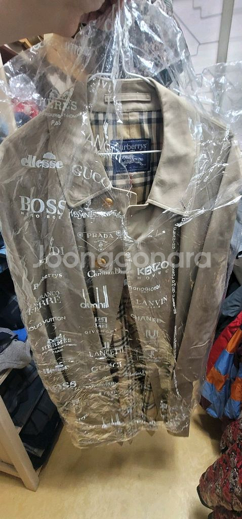 버버리 네이비 색상의 코트입니다안감은 버버리 특유의 체크 패턴으로 디자인되었어요후드 디자인으로 캐주얼하게 입기 좋습--8