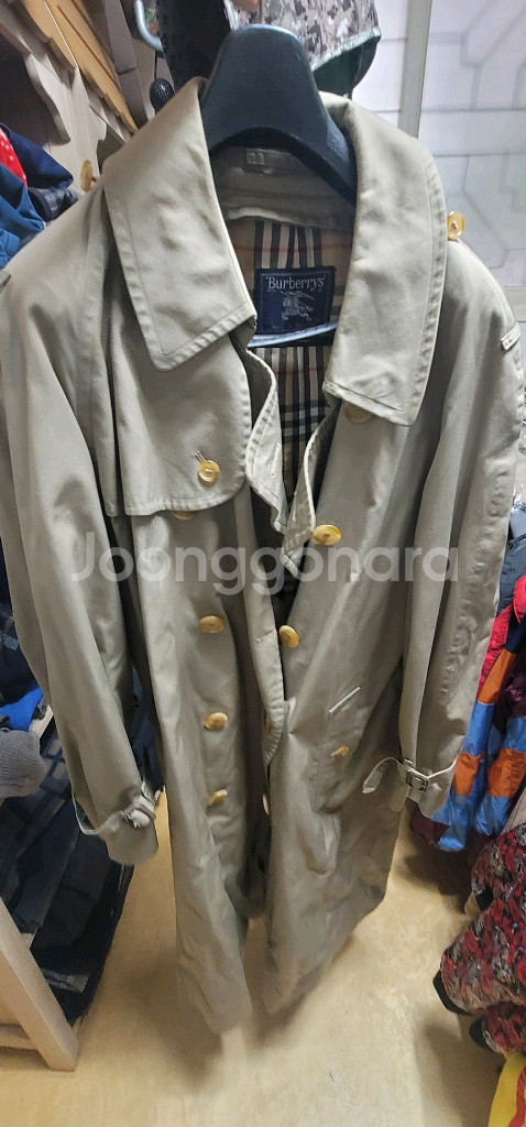 버버리 네이비 색상의 코트입니다안감은 버버리 특유의 체크 패턴으로 디자인되었어요후드 디자인으로 캐주얼하게 입기 좋습--6