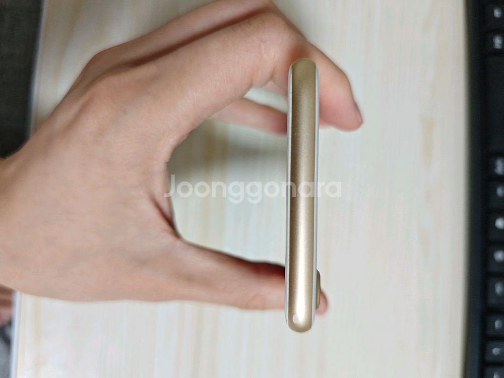 iPhone 7 골드 32GB 판매합니다--3