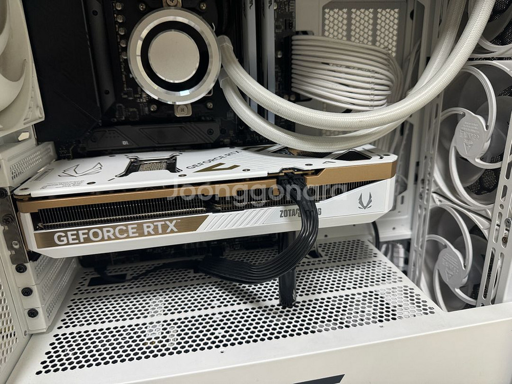 RTX 5070 Ti solid core oc white--3