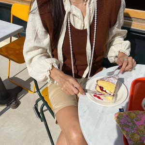 [새상품]코스모폴리탄줄라이 중세시대 블라우스(크림)