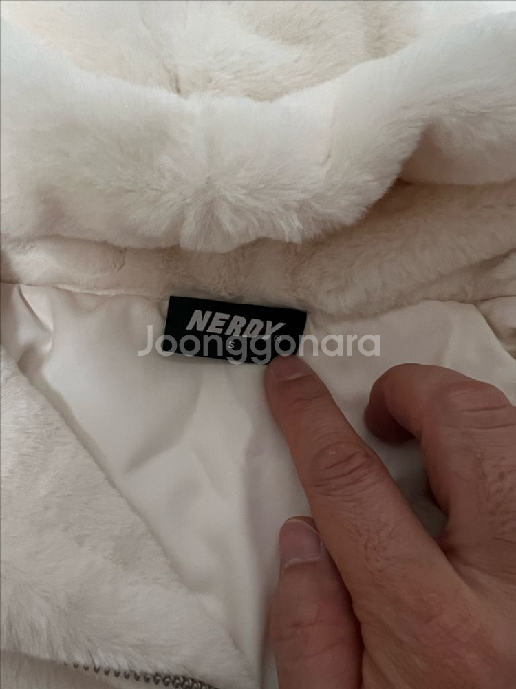 널디 퍼 후드 집업 크림색 스몰 사이즈 팝니다.--1