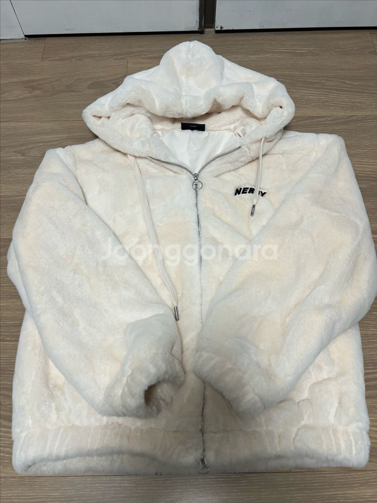 널디 퍼 후드 집업 크림색 스몰 사이즈 팝니다.--0