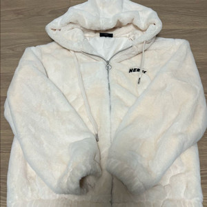 널디 퍼 후드 집업 크림색 스몰 사이즈 팝니다.