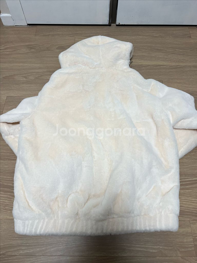 널디 퍼 후드 집업 크림색 스몰 사이즈 팝니다.--2