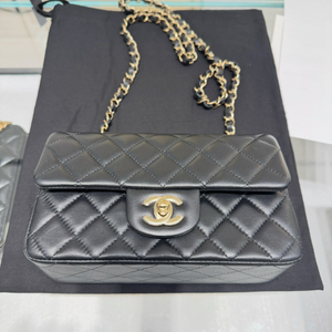 샤넬(CHANEL) 클래식 뉴미니 블랙 샴골 플랩백 정가이하 판매(1회 착용)