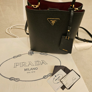 프라다 사피아노 레더 토트백