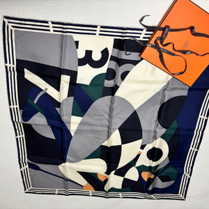 “정품 Hermès Carré 90 100% 실크 스카프 + 오렌지 박스 포함 / 상태 A급”