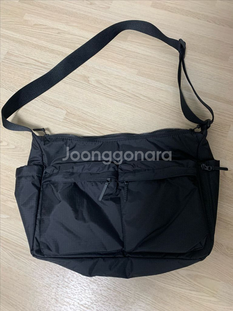 유니클로 멀티포켓숄더백 블랙 제품 판매--0