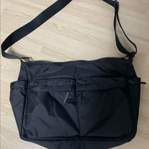 유니클로 멀티포켓숄더백 블랙 제품 판매