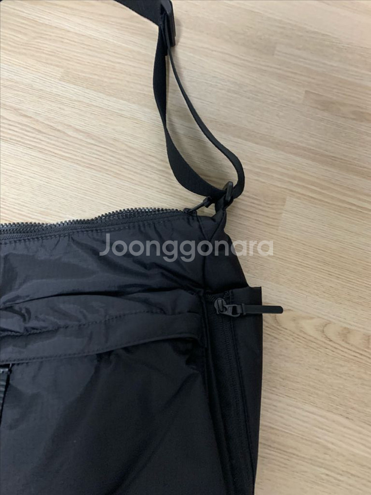 유니클로 멀티포켓숄더백 블랙 제품 판매--3