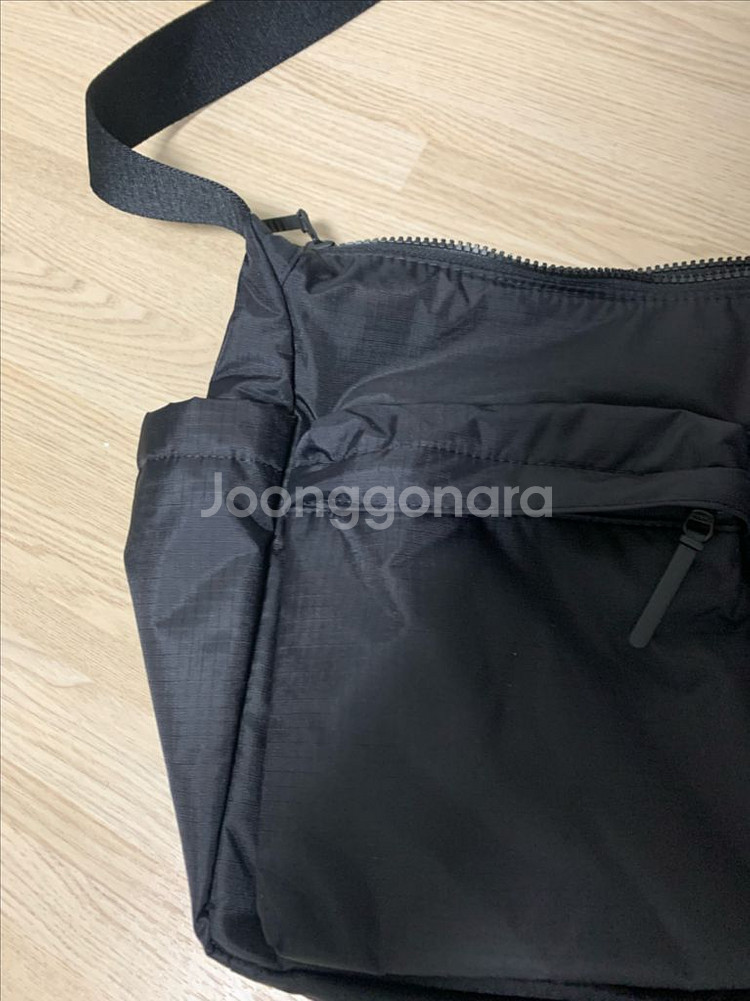 유니클로 멀티포켓숄더백 블랙 제품 판매--2