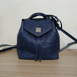 여성 MCM 에센셜 모노그램 가죽 미니 백팩 (네이비)