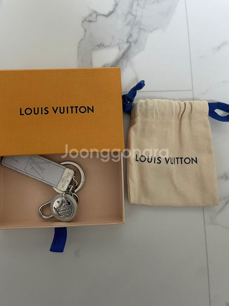 루이비통 LV코인 스노우그레이 키링--0