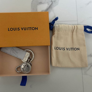 루이비통 LV코인 스노우그레이 키링