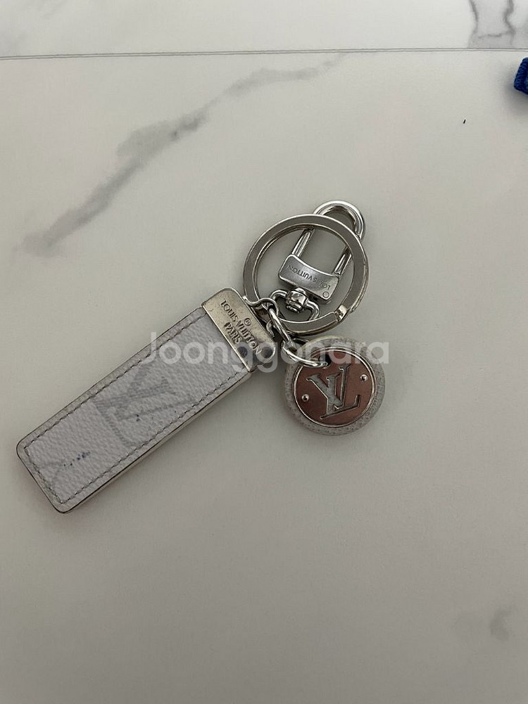 루이비통 LV코인 스노우그레이 키링--1