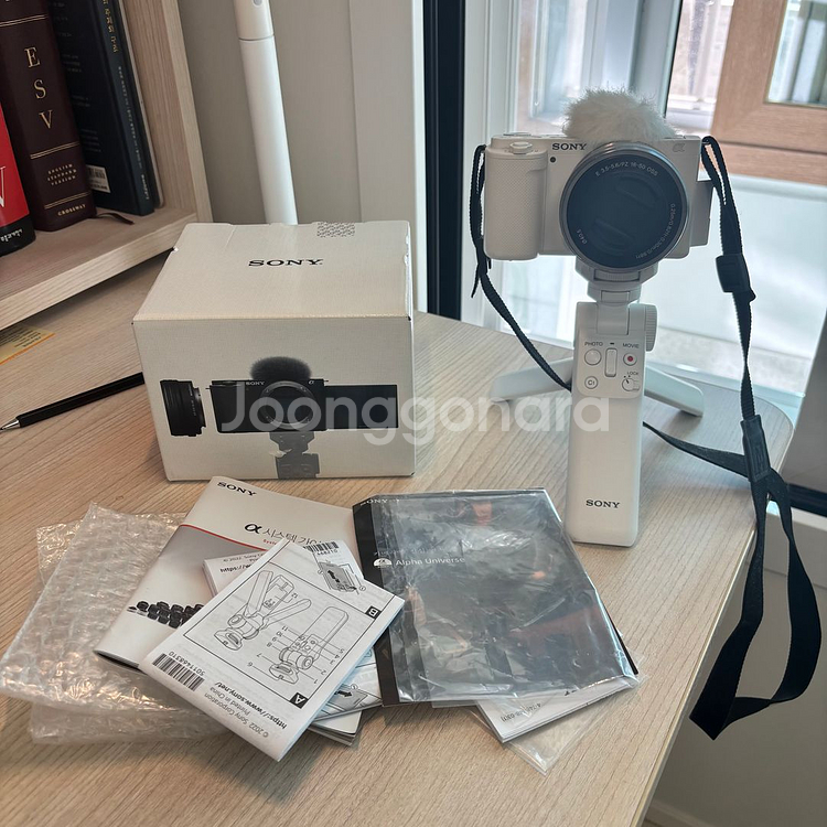 Sony ZV-E10 화이트 + 무선그립 GP-VPT2BT + 256GB 메모리 / 렌즈 미세 찌그러짐--0