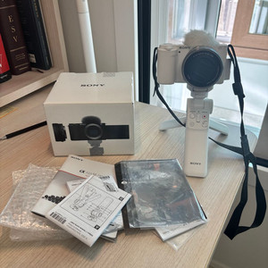 Sony ZV-E10 화이트 + 무선그립 GP-VPT2BT + 256GB 메모리 / 렌즈 미세 찌그러짐